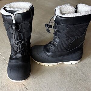 All in Motion Black Snow Boots with White Fleece